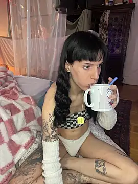 Snapshot of giuli_zerozero chatting on 10-28-25, 02:09 giuli zerozero online show from 10-28-25, 02:09