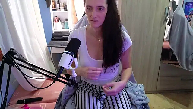 MemiKouki online show from 10-25-25, 05:19