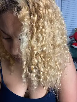 Snapshot of MaryAlbuquerque chatting on 11-17-25, 10:15 MaryAlbuquerque online show from 11-17-25, 10:15