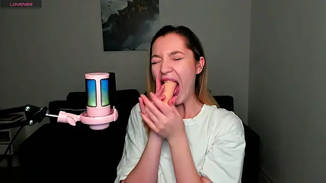 MiaThaine online show from 12-25-24, 01:20