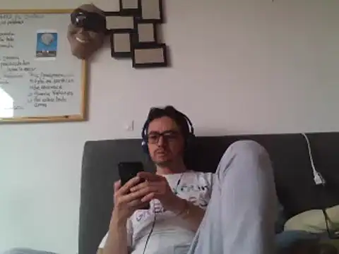 Snapshot of Diptongo chatting on 02-26-25, 03:30 Diptongo online show from 02-26-25, 03:30