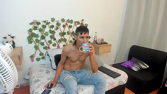 Snapshot of Zamu_1992 chatting on 02-28-25, 03:15 Zamu 1992 online show from 02-28-25, 03:15