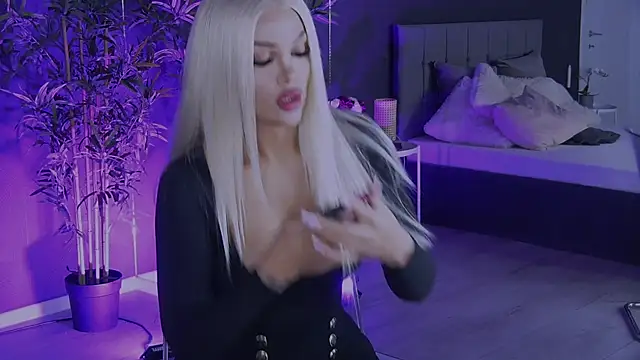 Snapshot of shayblonde chatting on 01-19-25, 10:06 shayblonde online show from 01-19-25, 10:06