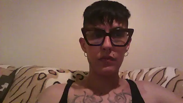 Snapshot of nickfxx chatting on 11-04-25, 11:48 nickfxx online show from 11-04-25, 11:48