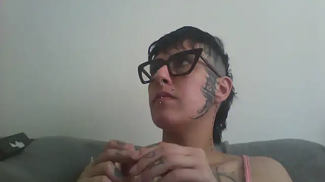 Snapshot of nickfxx chatting on 12-21-25, 04:25 nickfxx online show from 12-21-25, 04:25