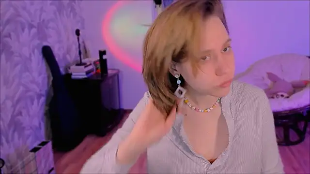 Snapshot of Malinax chatting on 03-20-26, 01:27 Malinax online show from 03-20-26, 01:27