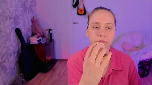 Snapshot of Malinax chatting on 04-06-26, 12:50 Malinax online show from 04-06-26, 12:50