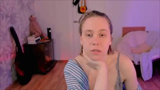 Snapshot of Malinax chatting on 04-13-26, 01:27 Malinax online show from 04-13-26, 01:27