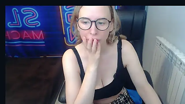 Snapshot of kerakiss877 chatting on 01-08-25, 12:06 kerakiss877 online show from 01-08-25, 12:06