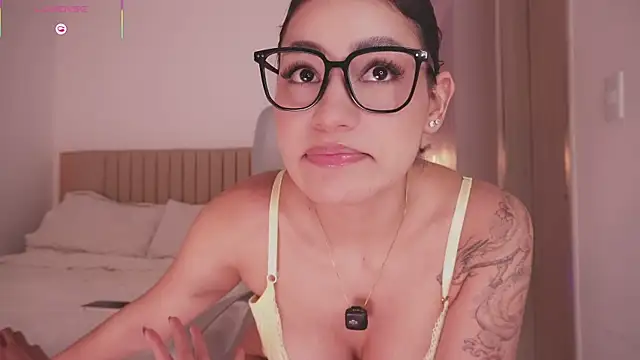 Snapshot of Amber-9 chatting on 11-13-25, 01:15 Amber-9 online show from 11-13-25, 01:15