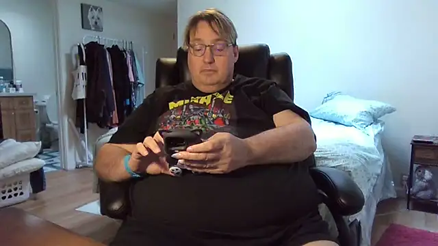 Snapshot of wvalentino chatting on 02-08-25, 11:02 wvalentino online show from 02-08-25, 11:02