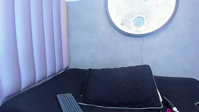 Snapshot of SussanMilf_ chatting on 03-15-26, 11:05 SussanMilf online show from 03-15-26, 11:05