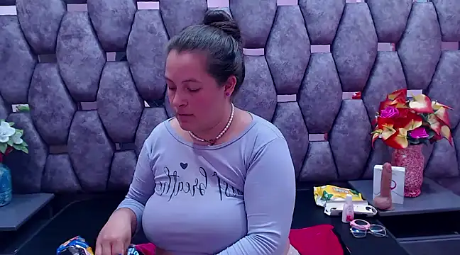 SaraThomso online show from 12-15-24, 06:07