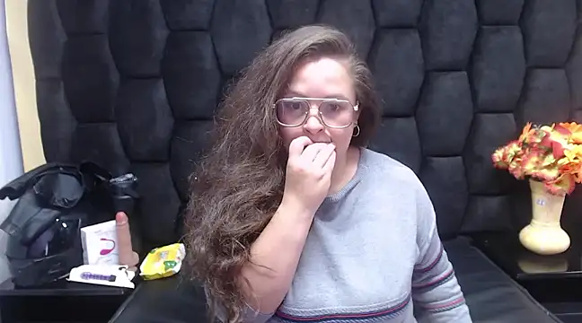 SaraThomso online show from 12-19-24, 01:51