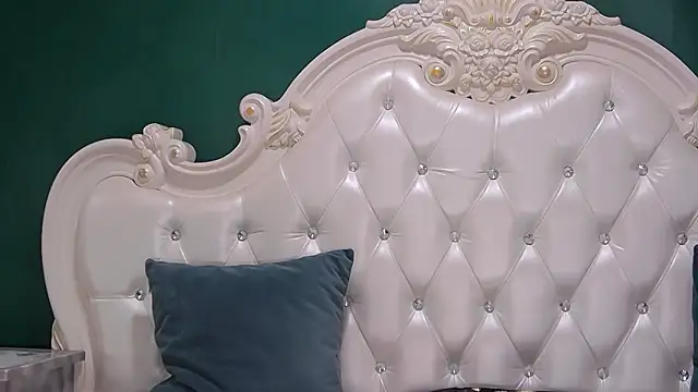 Snapshot of ArielBurn chatting on 10-12-25, 08:52 ArielBurn online show from 10-12-25, 08:52