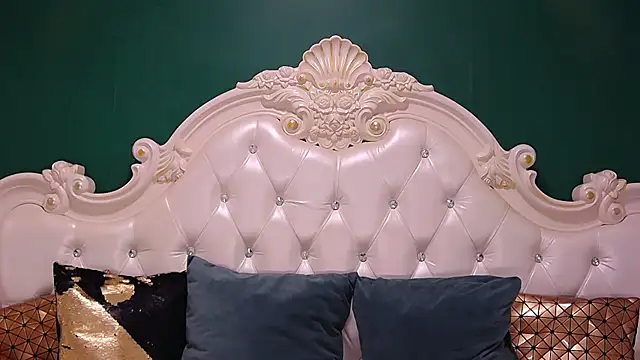 Snapshot of ArielBurn chatting on 10-18-25, 08:42 ArielBurn online show from 10-18-25, 08:42