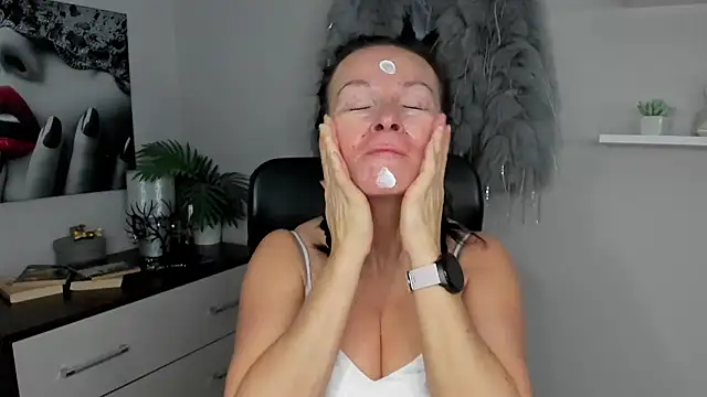 HelenLuxx online show from 01-26-25, 07:32