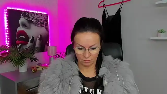 HelenLuxx online show from 02-03-25, 12:57