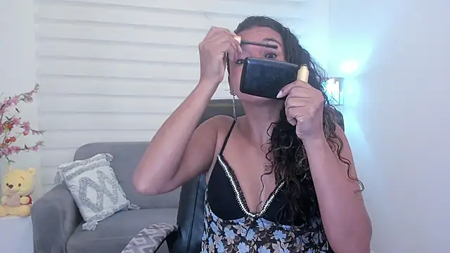 leslyflorez online show from 12-14-24, 12:01