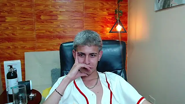 Bastiaan 28 online show from 12-20-24, 07:44