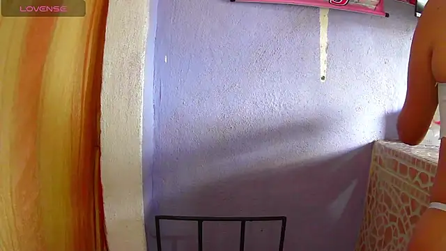 Snapshot of lynieh- chatting on 10-06-25, 08:50 lynieh- online show from 10-06-25, 08:50