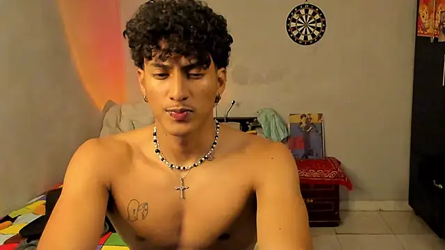 Snapshot of Ivano_joness chatting on 02-25-25, 06:03 Ivano joness online show from 02-25-25, 06:03