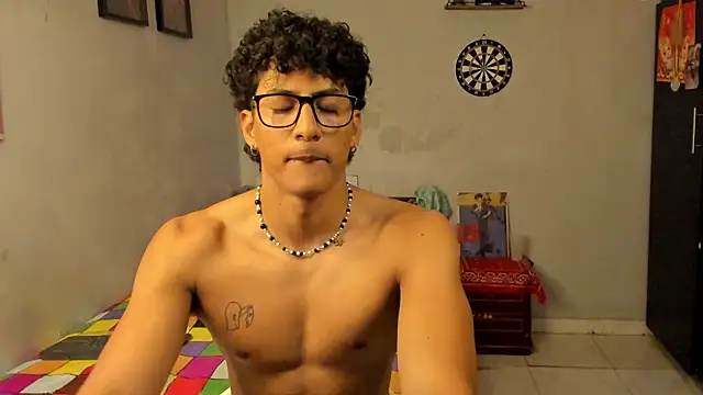 Snapshot of Ivano_joness chatting on 03-08-25, 12:20 Ivano joness online show from 03-08-25, 12:20