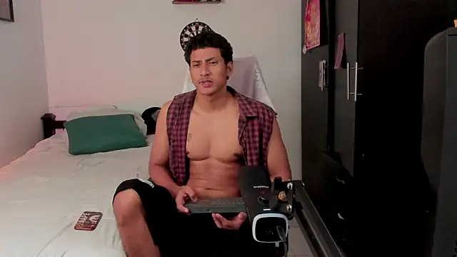 Snapshot of Ivano_joness chatting on 11-10-25, 06:23 Ivano joness online show from 11-10-25, 06:23