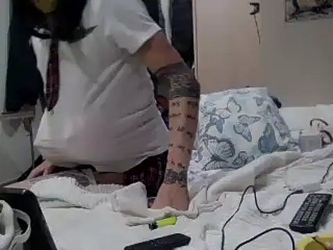 Snapshot of Kamaleonix chatting on 12-22-24, 01:34 Kamaleonix online show from 12-22-24, 01:34