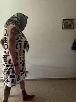 Snapshot of Kamaleonix chatting on 10-09-25, 04:38 Kamaleonix online show from 10-09-25, 04:38