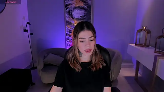 ViolettHansson online show from 01-05-25, 05:09