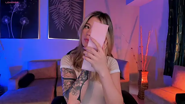 ViolettHansson online show from 12-17-25, 06:47