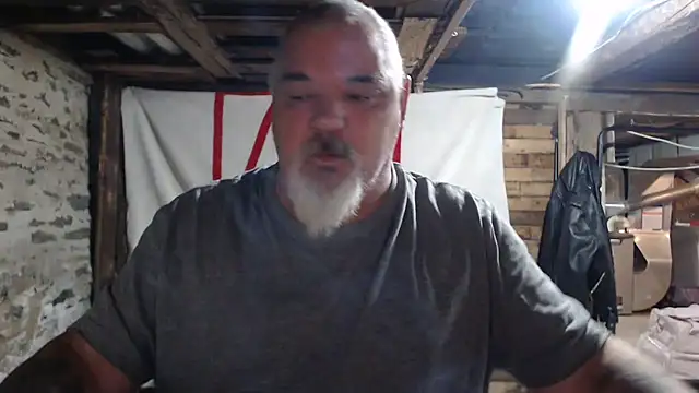 Newfiesausage1972 online show from 11-18-25, 09:14