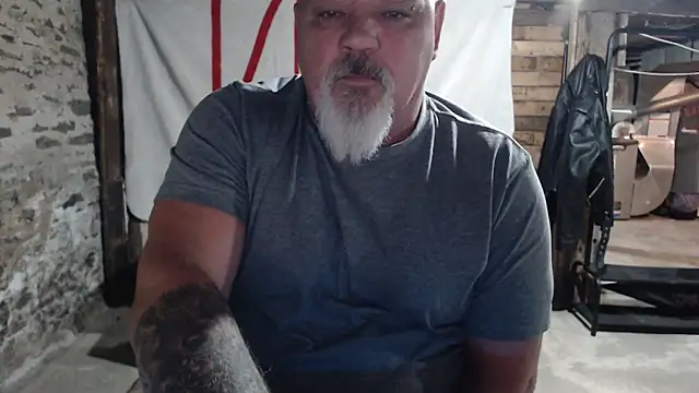 Newfiesausage1972 online show from 11-21-25, 12:26