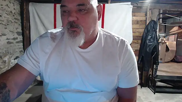 Newfiesausage1972 online show from 11-26-25, 10:05