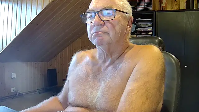 Snapshot of biggandybig chatting on 09-17-25, 03:24 biggandybig online show from 09-17-25, 03:24