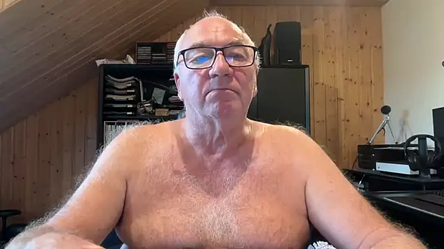 Snapshot of biggandybig chatting on 09-25-25, 01:59 biggandybig online show from 09-25-25, 01:59