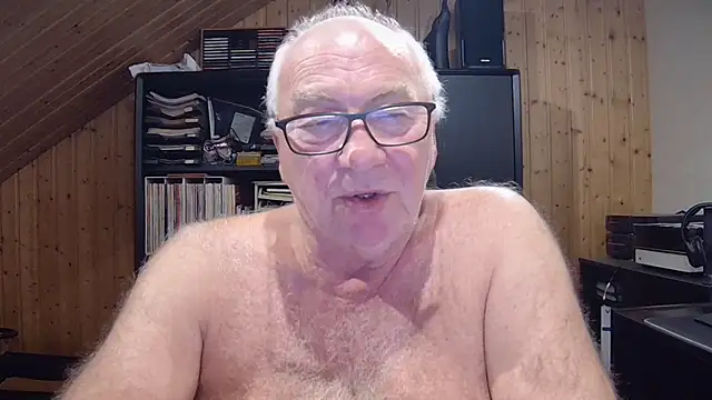 Snapshot of biggandybig chatting on 09-28-25, 02:17 biggandybig online show from 09-28-25, 02:17