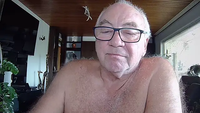 Snapshot of biggandybig chatting on 09-28-25, 02:22 biggandybig online show from 09-28-25, 02:22