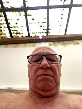 Snapshot of biggandybig chatting on 10-09-25, 02:15 biggandybig online show from 10-09-25, 02:15