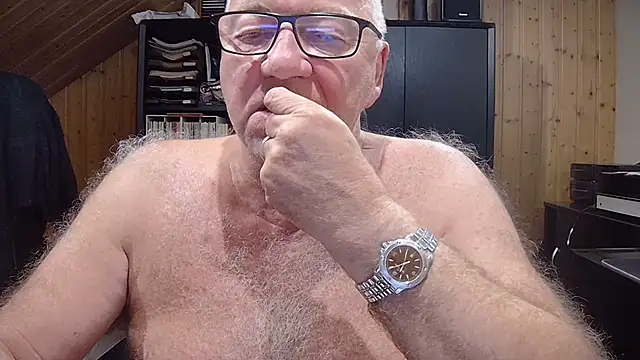 Snapshot of biggandybig chatting on 10-23-25, 09:24 biggandybig online show from 10-23-25, 09:24