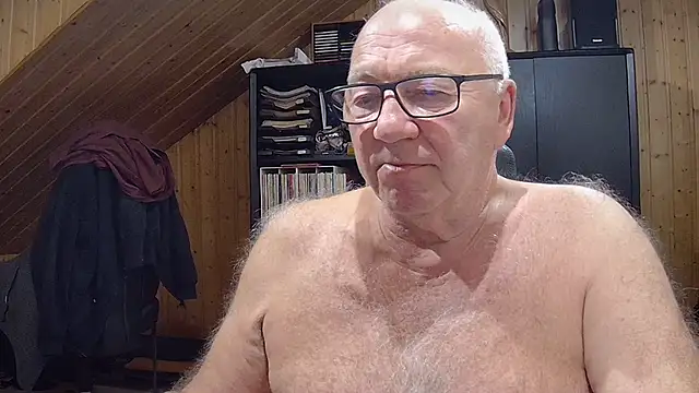 Snapshot of biggandybig chatting on 10-26-25, 03:01 biggandybig online show from 10-26-25, 03:01