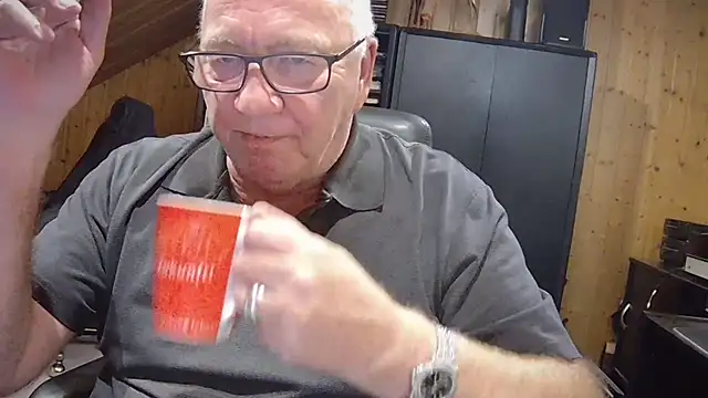 Snapshot of biggandybig chatting on 10-31-25, 03:40 biggandybig online show from 10-31-25, 03:40