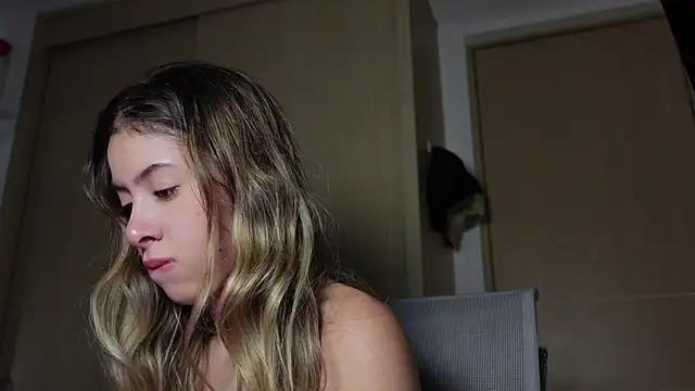 tinysofia  online show from 10-31-25, 03:18