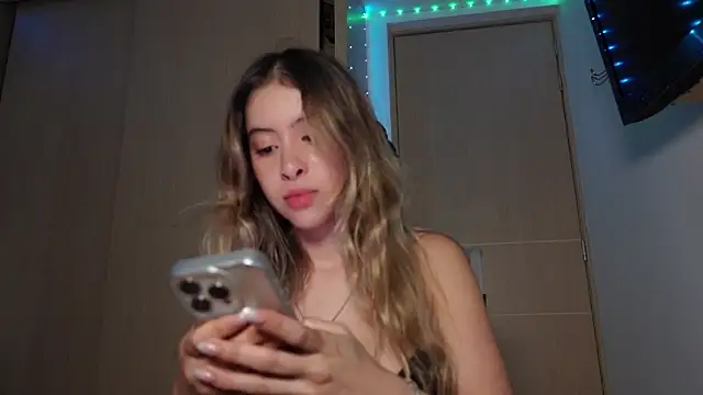 tinysofia  online show from 11-06-25, 03:07