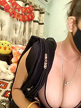 Snapshot of Divya_girl chatting on 10-08-25, 07:28 Divya girl online show from 10-08-25, 07:28