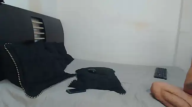 Snapshot of Hot_Sharks_ chatting on 02-21-25, 12:39 Hot Sharks online show from 02-21-25, 12:39