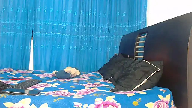 Snapshot of Hot_Sharks_ chatting on 10-06-25, 07:50 Hot Sharks online show from 10-06-25, 07:50