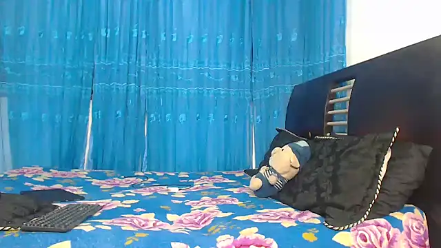 Snapshot of Hot_Sharks_ chatting on 10-15-25, 06:57 Hot Sharks online show from 10-15-25, 06:57