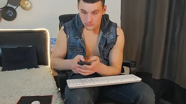 Snapshot of TImLids chatting on 01-10-25, 01:41 TImLids online show from 01-10-25, 01:41